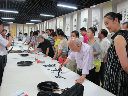 海峽兩岸名人字畫真跡展暨在京書畫界名家現(xiàn)場文化交流會在京召開